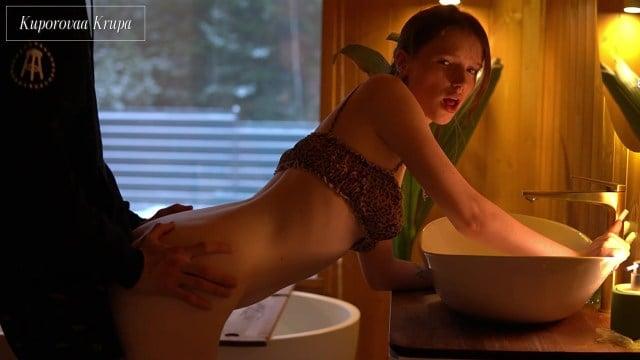 Хотела лечь в ванну, но напоролась на трах